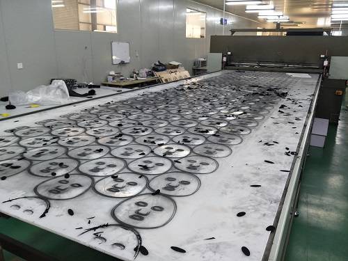 上海客户使用大吨位平板送料裁断机150T