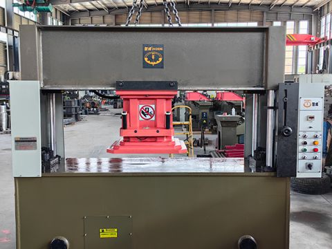 精密四柱移动式裁断机