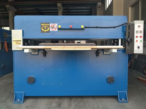 精密四柱裁断机